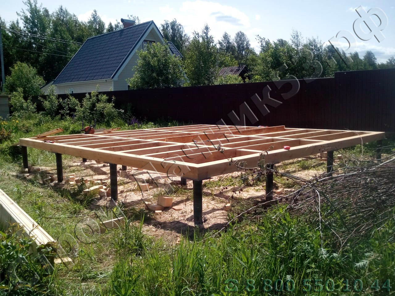 На свайно-винтовом фундаменте уложена обвязка из бруса 140 × 140 мм с лагами 150 × 100 мм