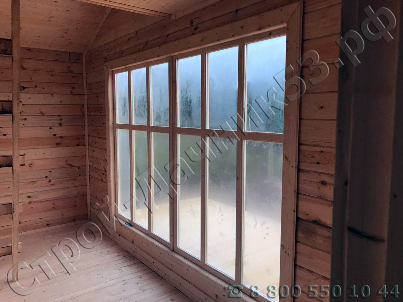 Внутренняя отделка комната с установленными панорамными окнами
