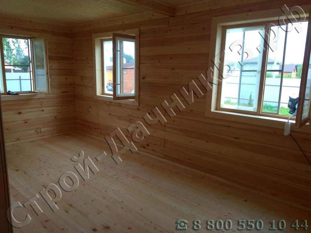 Внутренняя отделка, в комнате установлены деревянные окна с антимоскитными сетками