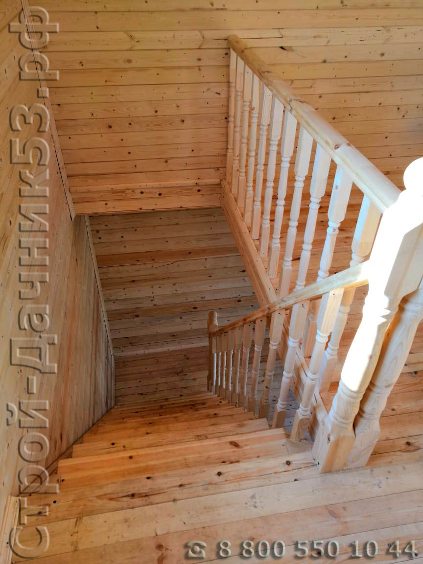 Установлена лестница одномаршевая с перилами точенными балясинами и заводскими ступенями