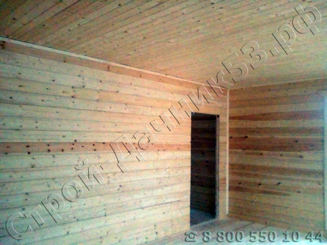 Комната в дверные проемы установлены ройки для предотвращения деформации стен при усадки