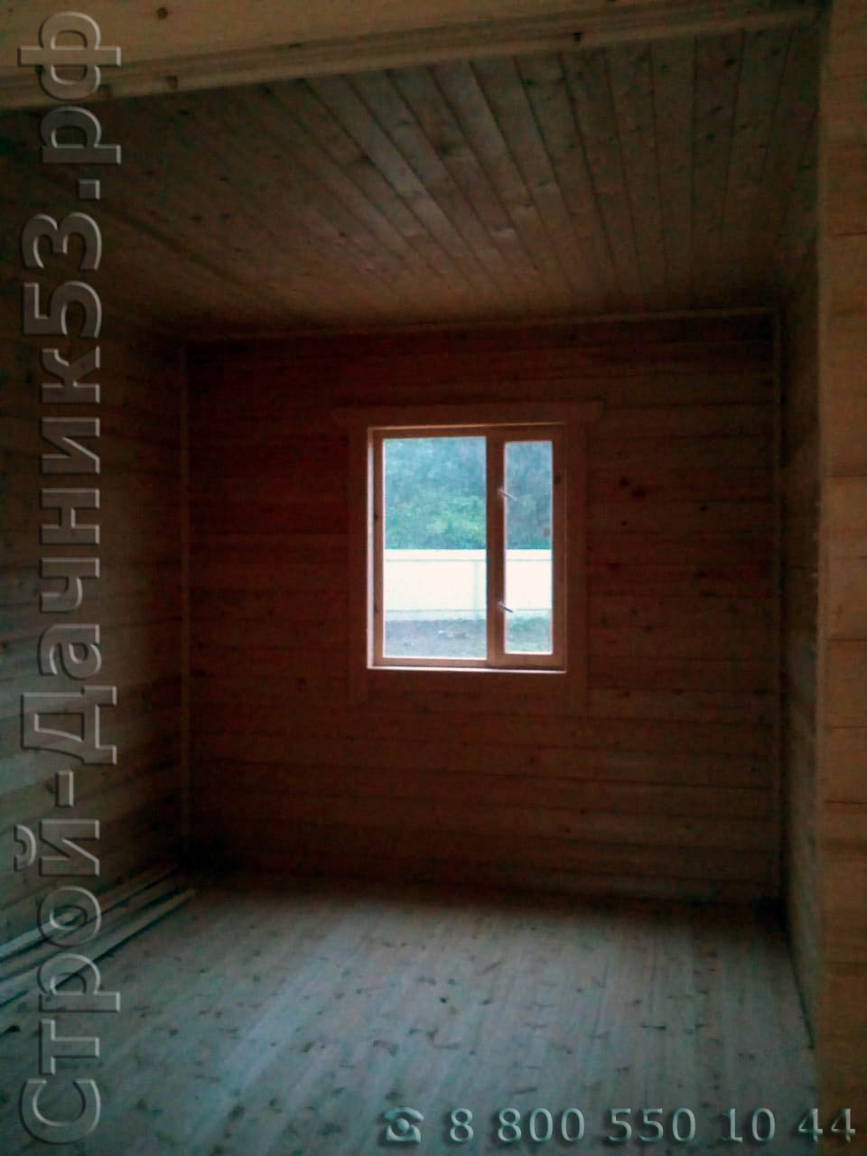 Комната, установлены деревянные окна