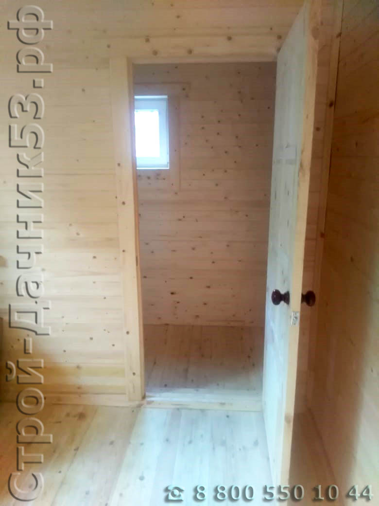Внутренняя отделка, установлены деревянные филенчатые межкомнатные двери с полной фурнитурой